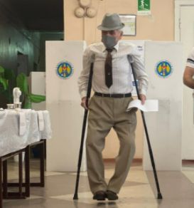Un batran in carje - surprins la o sectie de votare: "Nu fi indiferent HAI la VOT!" - FOTO