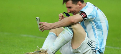 Gestul minunat facut de Messi dupa ce a castigat Copa America: s-a asezat in mijlocul terenului si si-a sunat familia. Reactia baietilor Gestul minunat facut de Messi dupa ce a castigat Copa America: s-a asezat in mijlocul terenului si si-a sunat familia. Reactia baietilor