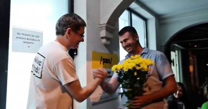 Momentul in care Vasile Costiuc vine la sediul PAS cu un buchet de crizanteme galbene ca sa-i felicite pe membrii partidului: "-Asa de multi sunteti. -Felicitari, am scapat de dodonei si soricei" - VIDEO 