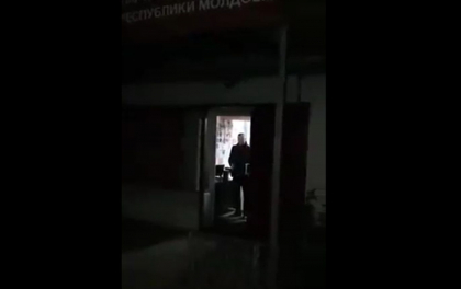 Mars funebru cantat in fata sediului PSRM, dupa ce s-au aflat primele rezultate ale alegerilor parlamentare. Reactia socialistilor - VIDEO Mars funebru cantat in fata sediului PSRM, dupa ce s-au aflat primele rezultate ale alegerilor parlamentare. Reactia socialistilor - VIDEO