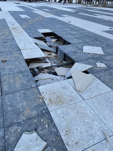 In parcul "La Izvor" s-au stricat mai multe placute din gresie - FOTO