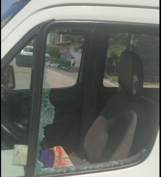 Geamul unui microbuz a fost spart de un hot, la Ciocana. Cioburile de sticla s-au imprastiat peste tot in vehicul - FOTO Geamul unui microbuz a fost spart de un hot, la Ciocana. Cioburile de sticla s-au imprastiat peste tot in vehicul - FOTO