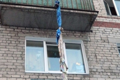 Un barbat din Transnistria a decedat, dupa ce a incercat sa coboare din apartament, peste balcon, pe niste cearsafuri legate. Victima era in stare de ebrietate - FOTO Un barbat din Transnistria a decedat, dupa ce a incercat sa coboare din apartament, peste balcon, pe niste cearsafuri legate. Victima era in stare de ebrietate - FOTO