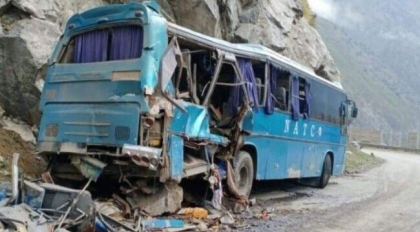 Incident tragic in Pakistan. Cel putin zece oameni au murit, dupa ce un autobuz a explodat si apoi a cazut intr-o rapa