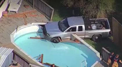 Urmarit de Politie, un barbat a ajuns cu masina in piscina unei familii - VIDEO Urmarit de Politie, un barbat a ajuns cu masina in piscina unei familii - VIDEO