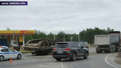 Un tanc de 46 de tone s-a rasturnat pe o sosea din Rusia - VIDEO