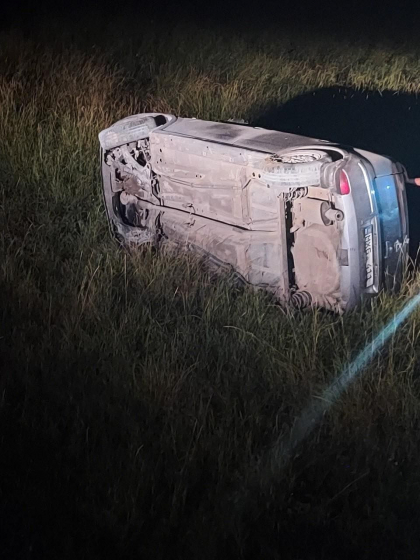 Doi soti au avut nevoie de ingrijiri medicale, dupa ce s-au rasturnat cu masina. Ce spun oamenii legii - FOTO Doi soti au avut nevoie de ingrijiri medicale, dupa ce s-au rasturnat cu masina. Ce spun oamenii legii - FOTO