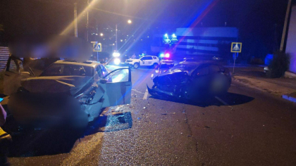 Un sofer de taxi si un pasager - transportati de urgenta la spital, dupa ce masinile in care se aflau s-au ciocnit. Unul dintre soferi a fugit de la fata locului - FOTO Un sofer de taxi si un pasager - transportati de urgenta la spital, dupa ce masinile in care se aflau s-au ciocnit. Unul dintre soferi a fugit de la fata locului - FOTO