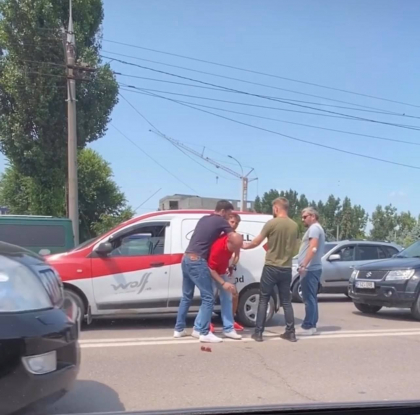 Nu au putut imparti drumul si s-au luat la pumni. Un biciclist si un sofer s-au batut in plina strada, in capitala - VIDEO Nu au putut imparti drumul si s-au luat la pumni. Un biciclist si un sofer s-au batut in plina strada, in capitala - VIDEO