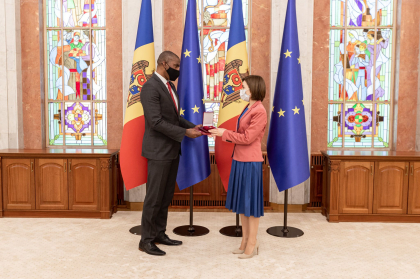 Dereck J.Hogan a fost decorat cu "Ordinul de Onoare" de catre Maia Sandu - FOTO Dereck J.Hogan a fost decorat cu "Ordinul de Onoare" de catre Maia Sandu - FOTO