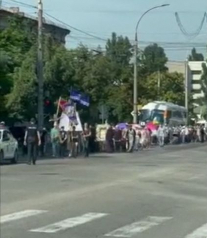 Mai multi enoriasi surprinsi cum fac drumul Crucii pe strazile capitalei - VIDEO Mai multi enoriasi surprinsi cum fac drumul Crucii pe strazile capitalei - VIDEO