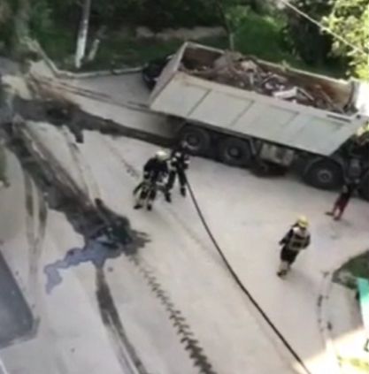 Combustibilul unui camion s-a scurs intr-o curte din capitala. Cum s-a intamplat totul - VIDEO Combustibilul unui camion s-a scurs intr-o curte din capitala. Cum s-a intamplat totul - VIDEO