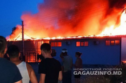 Incendiu major la Cismichioi: doua magazine au luat foc. Locuitorii cred ca cineva le-a dat foc intentionat - VIDEO