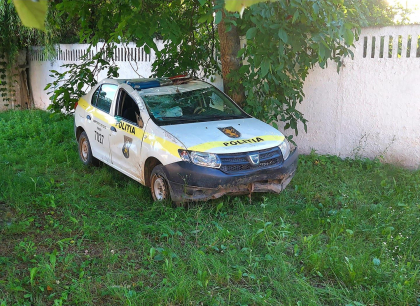 A furat masina politiei si a provocat un accident. Un barbat de 31 de ani - retinut de oamenii legii