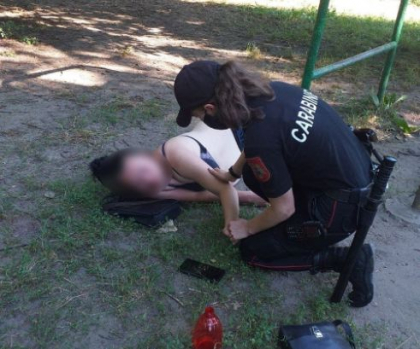 O femeie - transportata de urgenta la spital, dupa ce a fost gasita la sol in stare de inconstienta, in apropierea unui lac din Balti - FOTO O femeie - transportata de urgenta la spital, dupa ce a fost gasita la sol in stare de inconstienta, in apropierea unui lac din Balti - FOTO