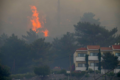 Mai multe hoteluri de pe insula greceasca Samos, evacuate din cauza unui incendiu violent Mai multe hoteluri de pe insula greceasca Samos, evacuate din cauza unui incendiu violent