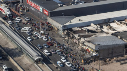 Cozi uriase pentru mancare in Africa de Sud. Politisti inarmati protejeaza camioanele cu alimente Cozi uriase pentru mancare in Africa de Sud. Politisti inarmati protejeaza camioanele cu alimente