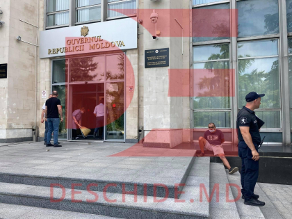 Ultima ora. Un barbat a spart geamul de la intrare in cladirea Guvernului. Oamenii legii - la fata locului, barbatul - retinut - VIDEO Ultima ora. Un barbat a spart geamul de la intrare in cladirea Guvernului. Oamenii legii - la fata locului, barbatul - retinut - VIDEO