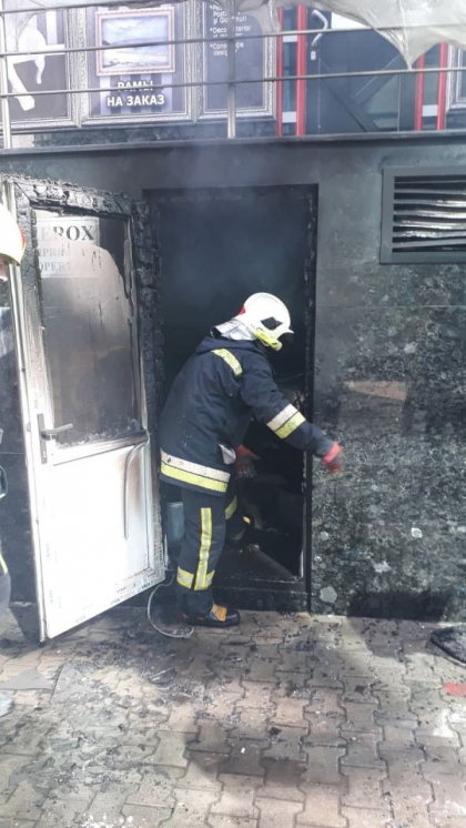 Incendiu intr-un subsol din centrul capitalei. IGSU: "Focul a afectat 3 metri patrati din interiorul cladirii" - FOTO Incendiu intr-un subsol din centrul capitalei. IGSU: "Focul a afectat 3 metri patrati din interiorul cladirii" - FOTO