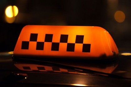 O tanara a spart parbrizul taxiului in care se afla, cu piciorul, dupa ce a inteles ca iubitul sau a parasit-o. Taximetristul a dus-o la militie 