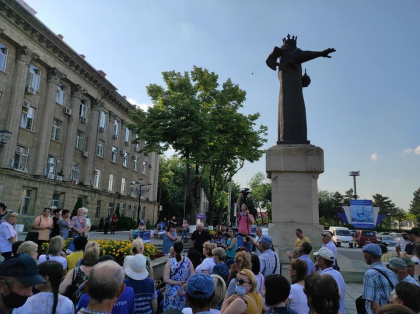 Baltenii au manifestat din nou in fata primariei orasului - VIDEO Baltenii au manifestat din nou in fata primariei orasului - VIDEO