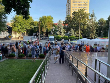 Rand mare la Palatul Republicii. Oamenii au venit sa-si administreze rapelul pentru Sputnik V - GALERIE FOTO Rand mare la Palatul Republicii. Oamenii au venit sa-si administreze rapelul pentru Sputnik V - GALERIE FOTO