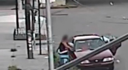 Imagini halucinante cu un barbat care fura un copil din fata mamei sale, de pe strada. Cum s-a terminat totul - VIDEO Imagini halucinante cu un barbat care fura un copil din fata mamei sale, de pe strada. Cum s-a terminat totul - VIDEO
