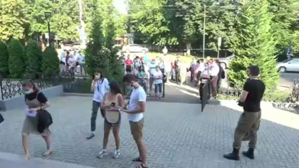 Cozi imense la cel de-al treilea maraton universitar de imunizare cu rapelul AstraZeneca si administrarea primei doze de vaccin Johnson & Johnson - VIDEO Cozi imense la cel de-al treilea maraton universitar de imunizare cu rapelul AstraZeneca si administrarea primei doze de vaccin Johnson & Johnson - VIDEO