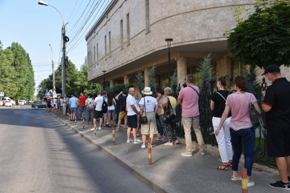 GALERIE FOTO. Vezi cum are loc cel de-al treilea maraton de vaccinare de la USMF
