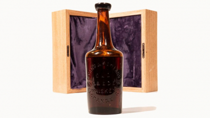 Cea mai veche sticla de whisky din lume s-a vandut cu 137.000 de dolari Cea mai veche sticla de whisky din lume s-a vandut cu 137.000 de dolari