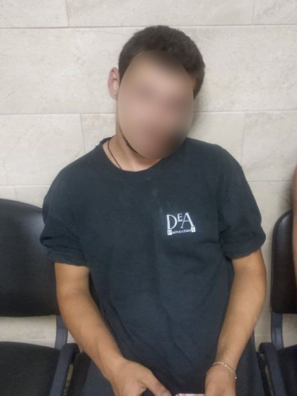 Doi tineri, prinsi cu droguri pe o strada din sectorul Botanica al capitalei- FOTO