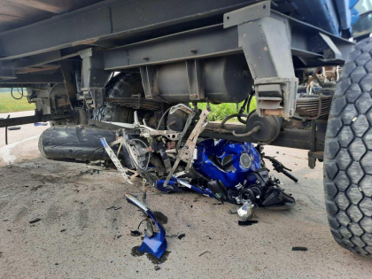 Un tanar de 20 de ani a decedat la spital, dupa ce motocicleta pe care o conducea a fost zdrobita de un tractor la Nisporeni - FOTO