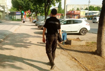 Un tanar - retinut in parcul Alunelul din capitala, dupa ce a recunoscut ca are la el 5 pachetele cu droguri - FOTO Un tanar - retinut in parcul Alunelul din capitala, dupa ce a recunoscut ca are la el 5 pachetele cu droguri - FOTO