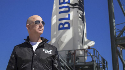 Al doilea miliardar care pleaca in spatiu. Jeff Bezos incearca marti sa vada stelele cu racheta New Shepard