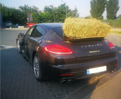 Pentru ca nu a cedat trecerea, soferul unui Porsche Panamera s-a ales cu baloti de paie si o zgaraietura zdravana pe masina - FOTO
