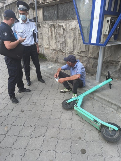 A furat o trotineta si a vrut sa o vanda la Piata Centrala. Un barbat, retinut de oamenii legii - FOTO