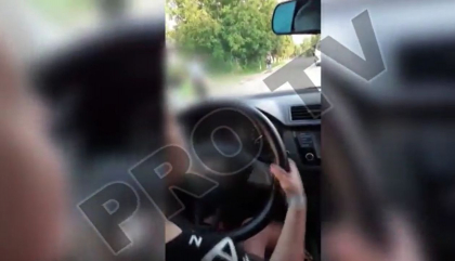Un barbat si-a pus copilul sa conduca masina, in timp ce mergeau la magazin sa cumpere bere. Momentul - filmat - VIDEO Un barbat si-a pus copilul sa conduca masina, in timp ce mergeau la magazin sa cumpere bere. Momentul - filmat - VIDEO