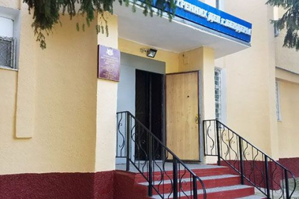 Caz socant in Tighina. Un barbat era sa-si piarda viata, dupa ce a cazut de la etajul trei al blocului in care locuia. Sotia a gasit barbatul zacand la pamant 
