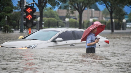 Cel putin 12 persoane au murit in China in urma inundatiilor severe. Sute de oameni sunt blocati in metroul din Zhengzhou - VIDEO/FOTO