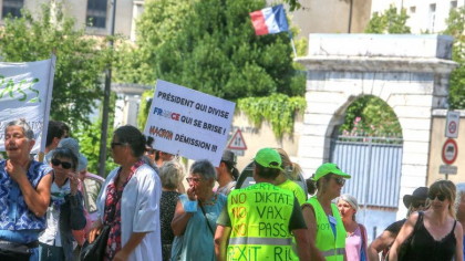 Protestatari antivaccinare au patruns in sediul unei primarii din Franta cerand demisia lui Macron Protestatari antivaccinare au patruns in sediul unei primarii din Franta cerand demisia lui Macron