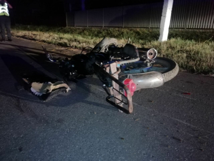 Accident grav la Donduseni. Un tanar a decedat pe loc, dupa ce s-a izbit cu motoreta intr-o masina parcata pe marginea drumului - FOTO