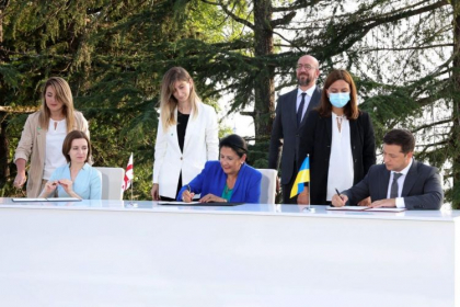 Euractiv: Moldova, Georgia si Ucraina asteapta sa li se aprobe perspectiva de integrare in UE