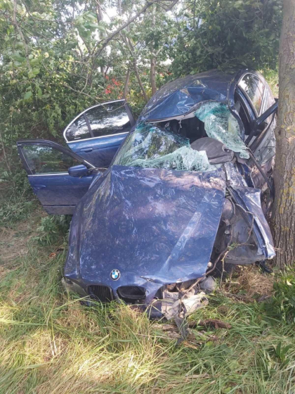 Un bot de fiare - asta a mai ramas dintr-un BMW care a iesit la depasire intr-un sat din Cahul, s-a izbit intr-un alt BMW si s-a oprit intr-un copac. Soferul vinovat - in reanimare Un bot de fiare - asta a mai ramas dintr-un BMW care a iesit la depasire intr-un sat din Cahul, s-a izbit intr-un alt BMW si s-a oprit intr-un copac. Soferul vinovat - in reanimare