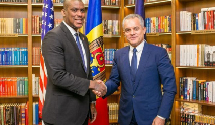 Pavel Filip despre intalnirea de acum doi ani intre Vlad Plahotniuc si Derek J. Hogan: "Eu am participat la acea intalnire la sediul PD" Pavel Filip despre intalnirea de acum doi ani intre Vlad Plahotniuc si Derek J. Hogan: "Eu am participat la acea intalnire la sediul PD"