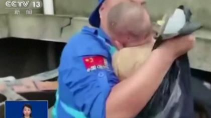 O femeie din China a murit dupa ce si-a salvat bebelusul de o alunecare de teren provocata de inundatii O femeie din China a murit dupa ce si-a salvat bebelusul de o alunecare de teren provocata de inundatii