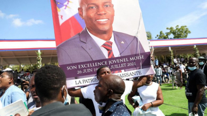 Focuri de arma la funeraliile presedintelui haitian Jovenel Moise. Oficialii americani au fost escortati urgent la vehicule Focuri de arma la funeraliile presedintelui haitian Jovenel Moise. Oficialii americani au fost escortati urgent la vehicule