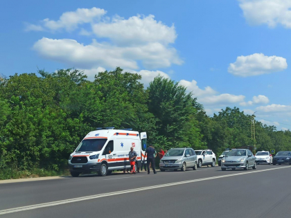 Un pieton - lovit de un automobil in timp ce traversa strada neregulamentar. Victima - in stare grava la spital - FOTO