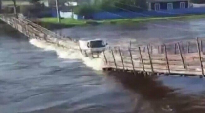 Momentul de groaza in care un pod se prabuseste si un camion este luat de apa - VIDEO