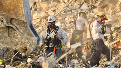 Pompierii din Florida au oprit cautarile in ruinele blocului prabusit in Florida. Bilantul final ajunge la 97 de morti