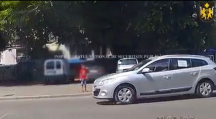 Un copil, la un pas de a fi lovit de o masina, pe o strada din Chisinau - VIDEO Un copil, la un pas de a fi lovit de o masina, pe o strada din Chisinau - VIDEO